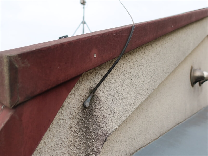 テレビのアンテナを固定するケーブルは破風板に取り付けられることが多く、雨水が伝ってくるので他よりも多く汚れています。